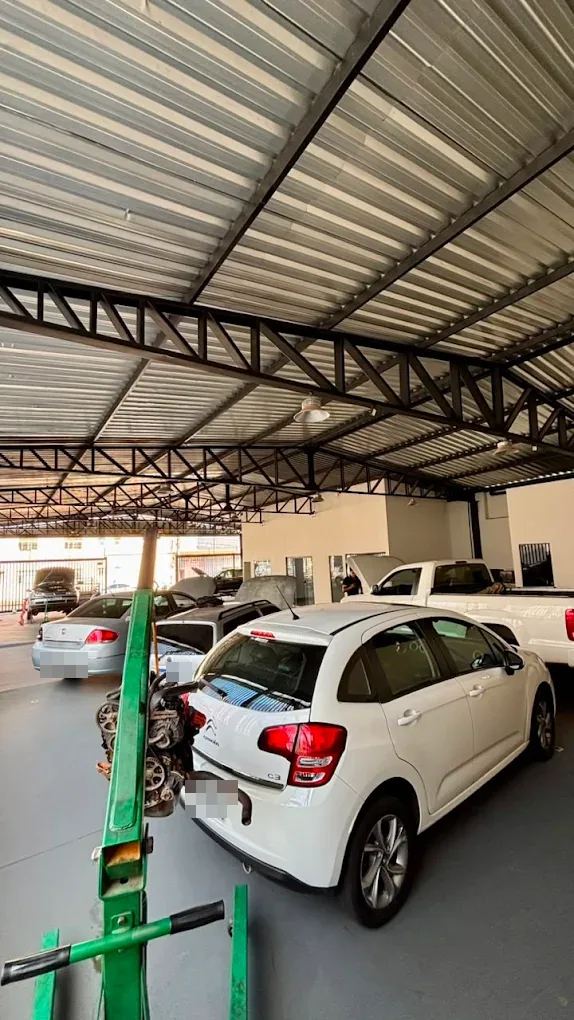 Carros em atendimento na NexCar, com motor sobre o cavalete de serviço